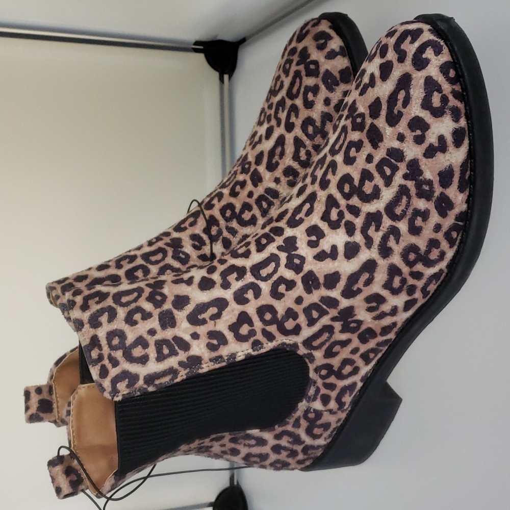 NWOT Leopard print boots